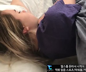 늦잠자는 딸을 깨워주는 거친방법